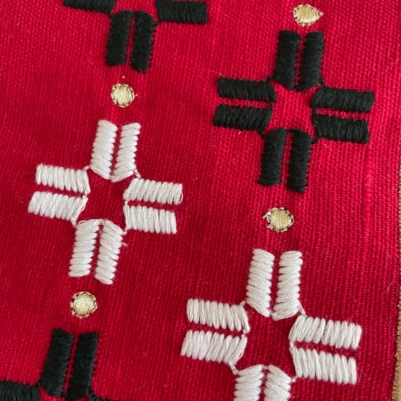 PROJECT 62 RED LINEN BLEND TABLE RUNNER NWT - Picture 3 of 7